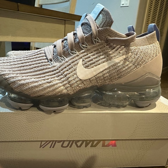 Nike Air VaporMax Flyknit Sneakers - Picture 3 of 5